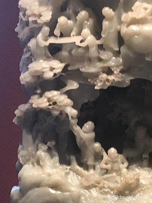 工艺美术馆展出的玉雕白玉山子《大千佛国图》是一件极为珍贵的艺术品