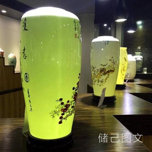 套色雕刻,鸡油黄,鸡肝石器具等琉璃工艺美术品在国际上被视为珍品